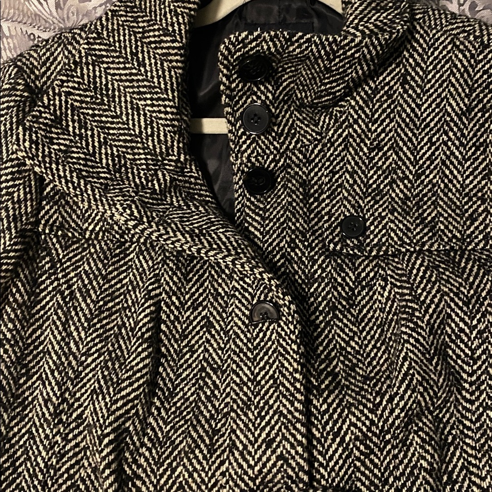 Chic Herringbone Trench Coat in Black and White - Picture 4 of 9